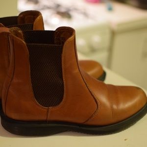 Dr. Martens Flora Chelsea